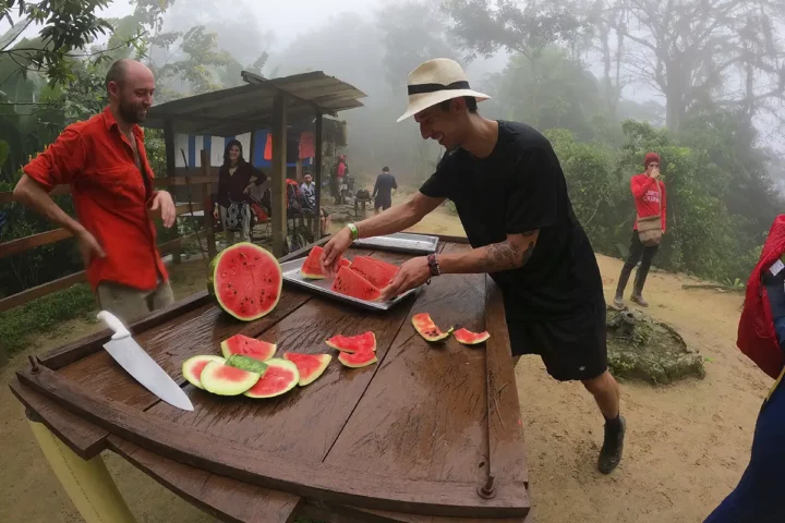 ruta a ciudad perdida comiendo fruta