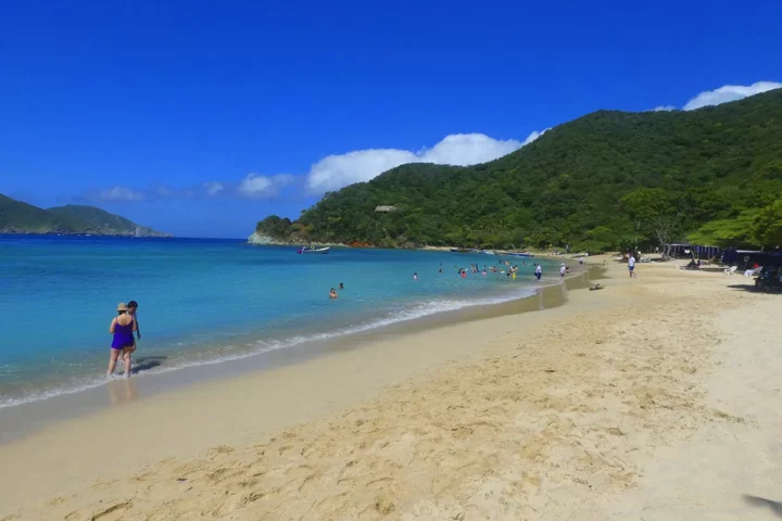 playa cristal tayrona santa marta