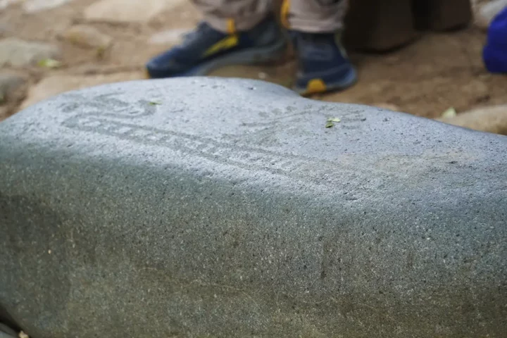 roca con geroglifico indigena